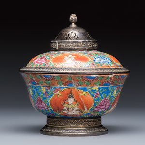 A group of nine Chinese Bencharong wares for the Thai market — photo 4
