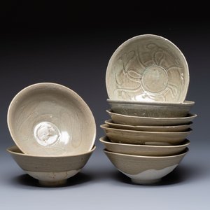 A group of nine Chinese celadon-glazed bowls with incised floral design from the Jepara shipwreck, Fujian kilns, Song — 照片 2