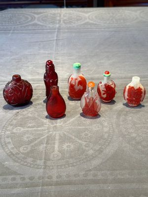 A group of seven Chinese red-overlay glass and red glass snuff bottles, 19/20th C. — photo 1