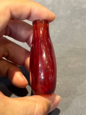 A group of seven Chinese red-overlay glass and red glass snuff bottles, 19/20th C. — photo 11