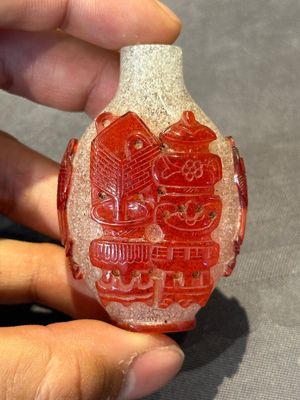 A group of seven Chinese red-overlay glass and red glass snuff bottles, 19/20th C. — photo 19
