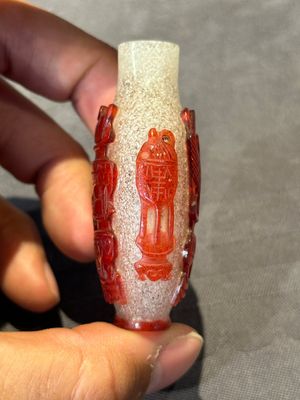 A group of seven Chinese red-overlay glass and red glass snuff bottles, 19/20th C. — photo 20