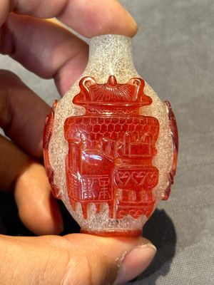 A group of seven Chinese red-overlay glass and red glass snuff bottles, 19/20th C. — photo 21