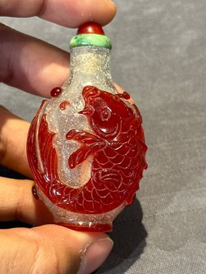 A group of seven Chinese red-overlay glass and red glass snuff bottles, 19/20th C. — photo 25