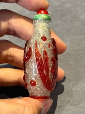 A group of seven Chinese red-overlay glass and red glass snuff bottles, 19/20th C. — photo 26