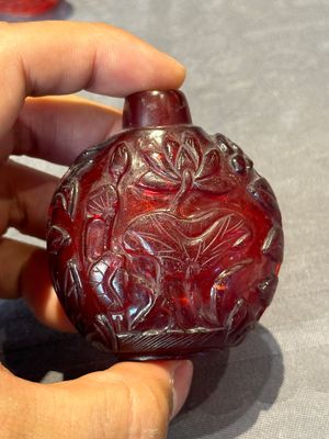 A group of seven Chinese red-overlay glass and red glass snuff bottles, 19/20th C. — photo 4