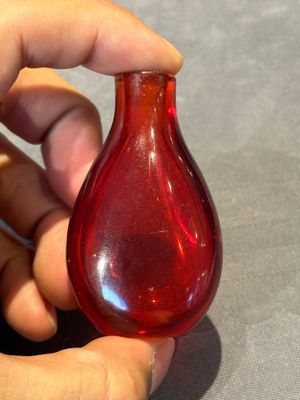 A group of seven Chinese red-overlay glass and red glass snuff bottles, 19/20th C. — photo 10