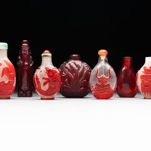 A group of seven Chinese red-overlay glass and red glass snuff bottles, 19/20th C. — photo 1