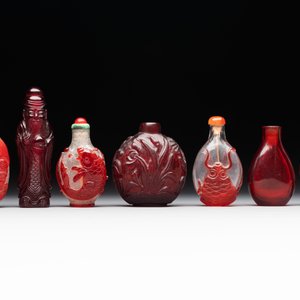 A group of seven Chinese red-overlay glass and red glass snuff bottles, 19/20th C. — photo 2