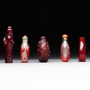 A group of seven Chinese red-overlay glass and red glass snuff bottles, 19/20th C. — photo 3