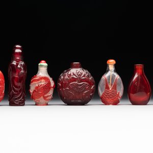 A group of seven Chinese red-overlay glass and red glass snuff bottles, 19/20th C. — photo 4