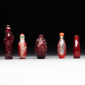 A group of seven Chinese red-overlay glass and red glass snuff bottles, 19/20th C. — photo 5