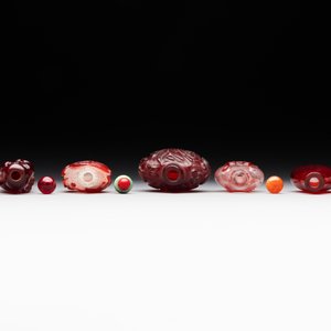 A group of seven Chinese red-overlay glass and red glass snuff bottles, 19/20th C. — photo 6