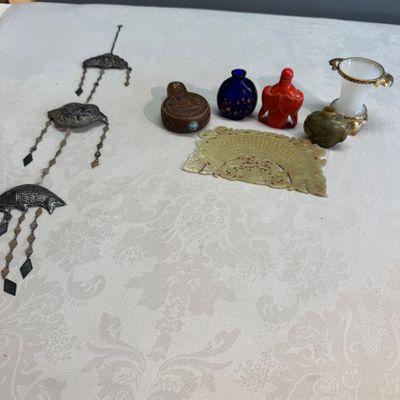 A group of seven Chinese silver, glass and jade wares, including a pair of folding spectacles — foto 1