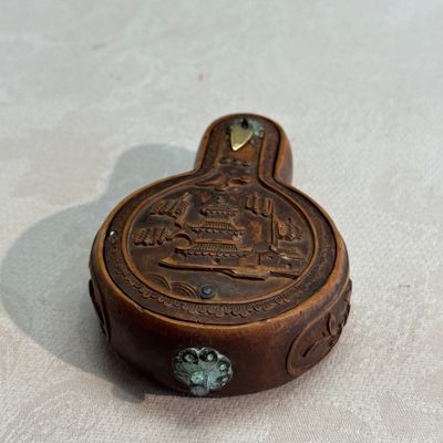 A group of seven Chinese silver, glass and jade wares, including a pair of folding spectacles — foto 2