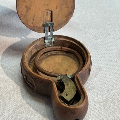 A group of seven Chinese silver, glass and jade wares, including a pair of folding spectacles — foto 6