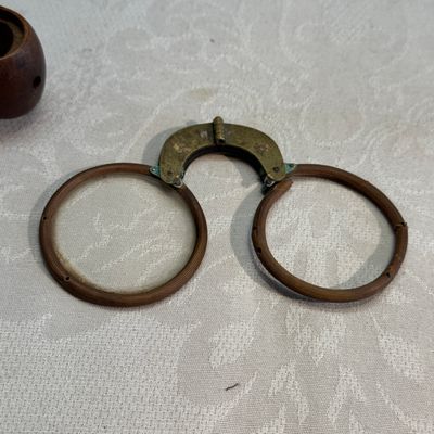 A group of seven Chinese silver, glass and jade wares, including a pair of folding spectacles — foto 7