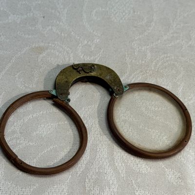 A group of seven Chinese silver, glass and jade wares, including a pair of folding spectacles — foto 8