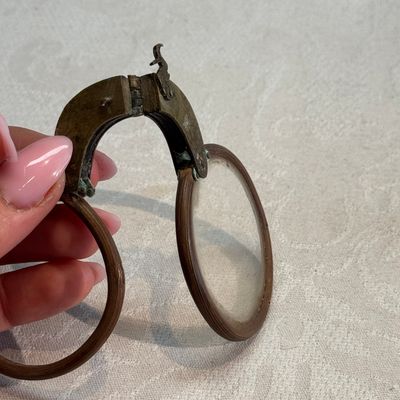 A group of seven Chinese silver, glass and jade wares, including a pair of folding spectacles — foto 9