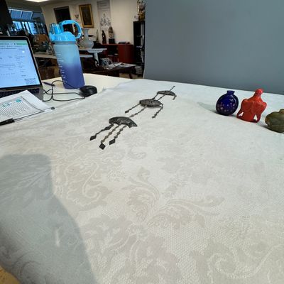 A group of seven Chinese silver, glass and jade wares, including a pair of folding spectacles — foto 12