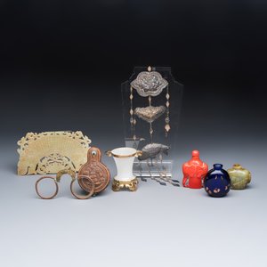 A group of seven Chinese silver, glass and jade wares, including a pair of folding spectacles — foto 1