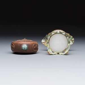 A group of seven Chinese silver, glass and jade wares, including a pair of folding spectacles — foto 15