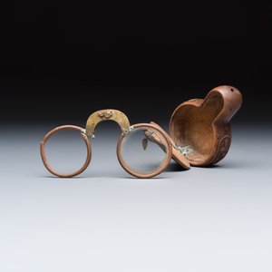A group of seven Chinese silver, glass and jade wares, including a pair of folding spectacles — foto 16