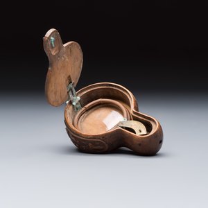 A group of seven Chinese silver, glass and jade wares, including a pair of folding spectacles — foto 17