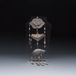 A group of seven Chinese silver, glass and jade wares, including a pair of folding spectacles — foto 2