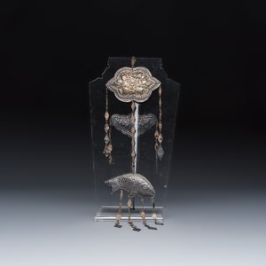 A group of seven Chinese silver, glass and jade wares, including a pair of folding spectacles — foto 3
