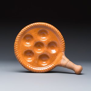 A group of seven glazed earthenware cooking vessels — foto 10