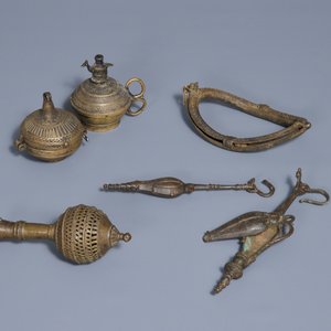 A group of silver and bronze statues and utensils, India, 18/19th C. — 照片 2