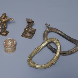 A group of silver and bronze statues and utensils, India, 18/19th C. — 照片 3