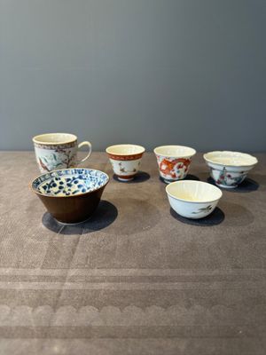 A group of six Chinese blue and white and famille rose cups, Chenghua, Tongzhi and Guangxu mark, Kangxi and later — 照片 1