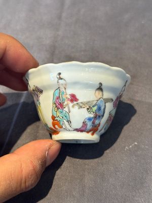A group of six Chinese blue and white and famille rose cups, Chenghua, Tongzhi and Guangxu mark, Kangxi and later — 照片 17