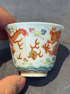 A group of six Chinese blue and white and famille rose cups, Chenghua, Tongzhi and Guangxu mark, Kangxi and later — 照片 27