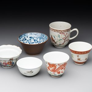 A group of six Chinese blue and white and famille rose cups, Chenghua, Tongzhi and Guangxu mark, Kangxi and later — 照片 1
