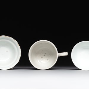 A group of six Chinese blue and white and famille rose cups, Chenghua, Tongzhi and Guangxu mark, Kangxi and later — 照片 6