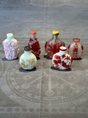 A group of six Chinese overlay glass snuff bottles, 19th C. — foto 1