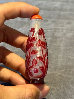 A group of six Chinese overlay glass snuff bottles, 19th C. — foto 15