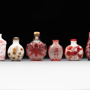 A group of six Chinese overlay glass snuff bottles, 19th C. — foto 2