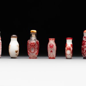 A group of six Chinese overlay glass snuff bottles, 19th C. — foto 3