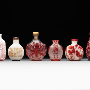 A group of six Chinese overlay glass snuff bottles, 19th C. — foto 4