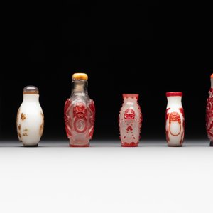 A group of six Chinese overlay glass snuff bottles, 19th C. — foto 5