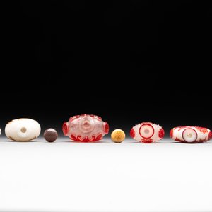 A group of six Chinese overlay glass snuff bottles, 19th C. — foto 6