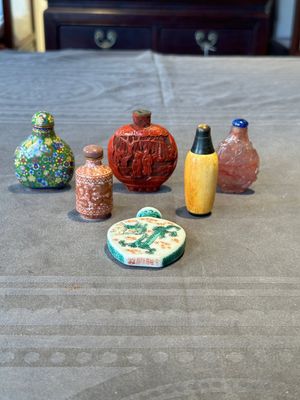 A group of six various Chinese snuff bottles, 19/20th C. — photo 1