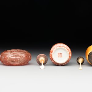 A group of six various Chinese snuff bottles, 19/20th C. — photo 13