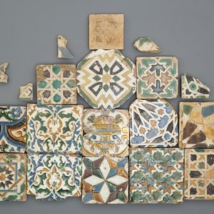 A group of Spanish cuerda seca and arista tiles, 16/17th C. — 照片 1