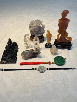 A group of ten Chinese hardstone and cherry amber carvings, 20th C. — photo 1