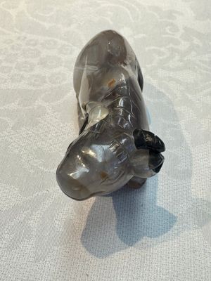 A group of ten Chinese hardstone and cherry amber carvings, 20th C. — photo 12